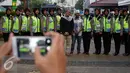 Aksi Damai 4 November diwarnai dengan aksi foto bersama antara pendemo dengan polwan berhijab, Jakarta, Jumat (4/11).  Polwan cantik yang berjaga saat demo ini laris dan memukau para pendemo untuk berfoto bersama. (Liputan6.com/Johan Tallo)