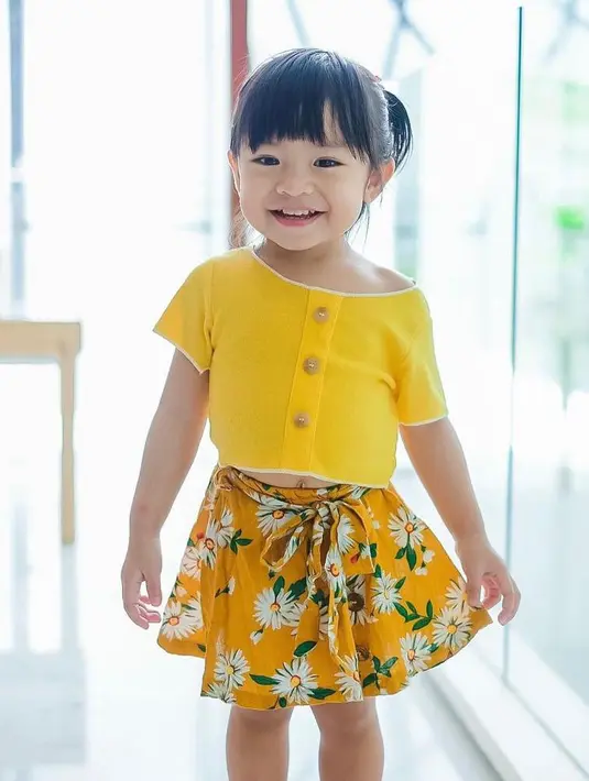 Kali ini, Alinea terlihat manis dalam balutan crop top dengan floral skirt. (Instagram/anissaaziza).