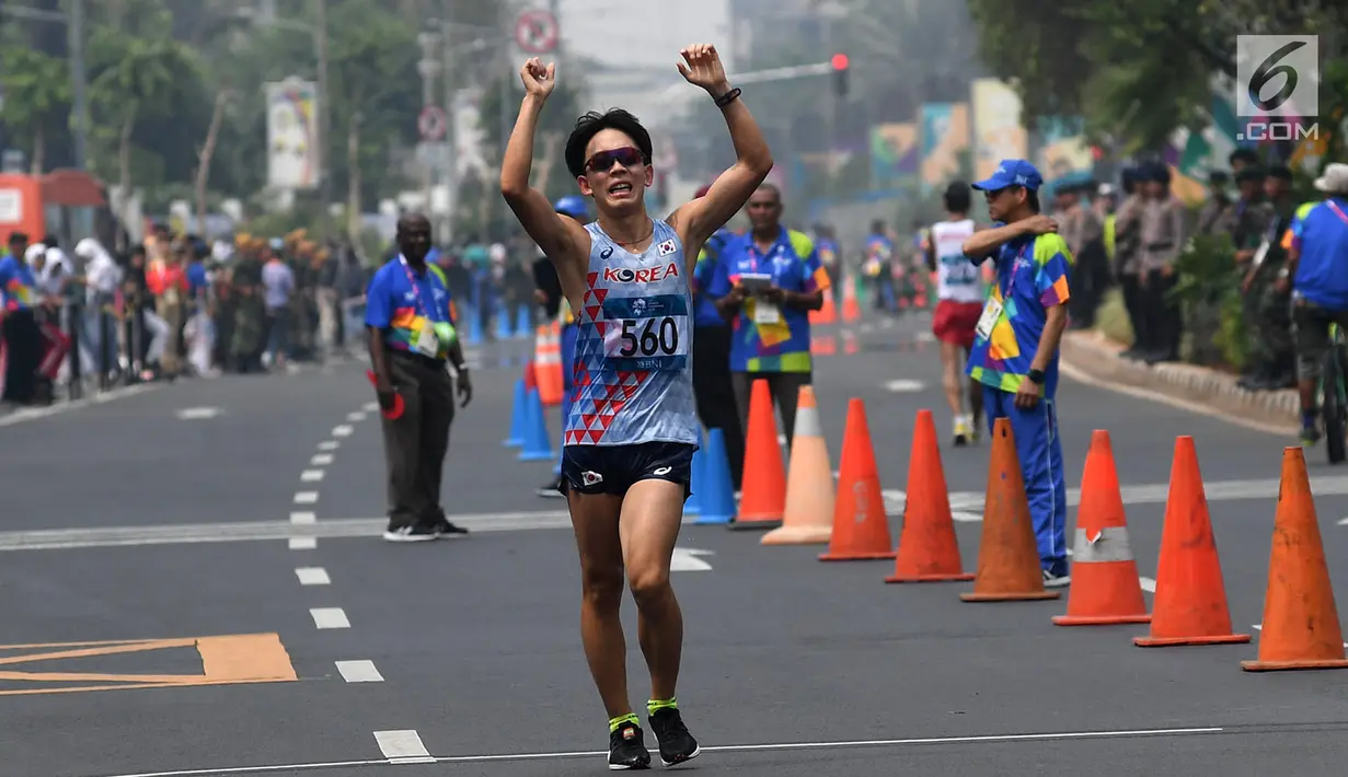 Atlet Korea Selatan, Hyunmyeong Joo melakukan selebrasi usai menempati posisi ketiga cabang jalan cepat 50 Km putra di Asian Games 2018, Jakarta, Kamis (30/8). Hyunmyeong Joo menorehkan waktu 4 jam 6 menit dan 48 detik. (Merdeka.com/Imam Buhori)