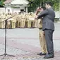 Wali Kota Semarang Hendrar Prihadi meminta Kristanto hormat bendera selama setengah jam, sementara PNS lain malah cengengesan. (foto : Liputan6.com / Edhie Prayitno Ige)