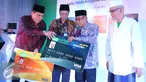 (Ki-ka) Sekjen PBNU Helmy Zaeni Faishal, Direktur Retail Banking Bank Mandiri Tardi, Ketua Umum PBNU Said Aqiel Sirodj dan Wakil Rais Aam NU saat peluncuran kartu anggota NU (Kartanu) di Jakarta Senin (27/6). (Liputan6.com/Angga Yuniar)  