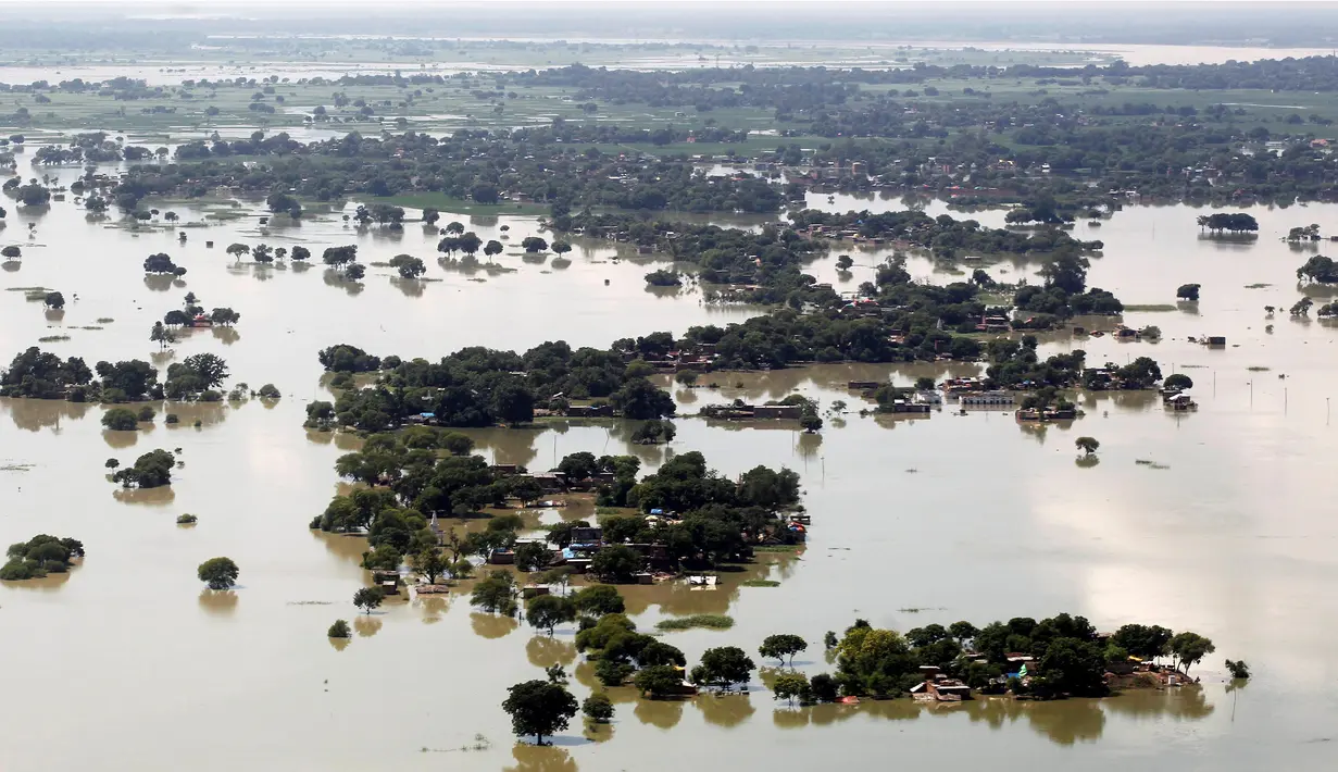 Pandangan udara dari sebuah desa yang terendam banjir di pinggiran Allahabad, India, Kamis. (25/08). Pada 19 Agustus silam, pemerintah setempat membuka 16 dari 18 pintu bendungan Bansagar. (REUTERS / Jitendra Prakash)