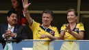 Sesekali, Presiden Kolombia, Juan Manuel Santos (kiri) bersama sang istri, Maria Clemencia, melambaikan tangan saat menyaksikan langsung laga Los Cafeteros kontra Pantai Gading di Stadion National Mane Garrincha, Brasil, (19/6/2014).(REUTERS/Paul Hanna)