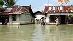 Genangan air di perkarangan rumah warga mencapai ketinggian dua meter. Warga khawatir banjir akan berlanjut karena ketinggian air terus bertambah.