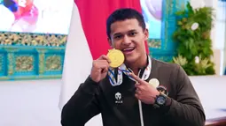 Dalam SEA Games edisi ke-33 itu Rizki memecahkan rekor dunia clean and jerk dan total angkatan. Ia memecahkan rekornya sendiri yang tercipat dalam Olimpiade 2024. Dalam pertandingan di Chonburi Sports School, Chonburi pada 15 Desember, lifter 22 tahun itu tak tertandingi usai melakukan total angkatan seberat 365 kilogram. (Foto: Muchlis Jr - BPMI Sekretariat Presiden)