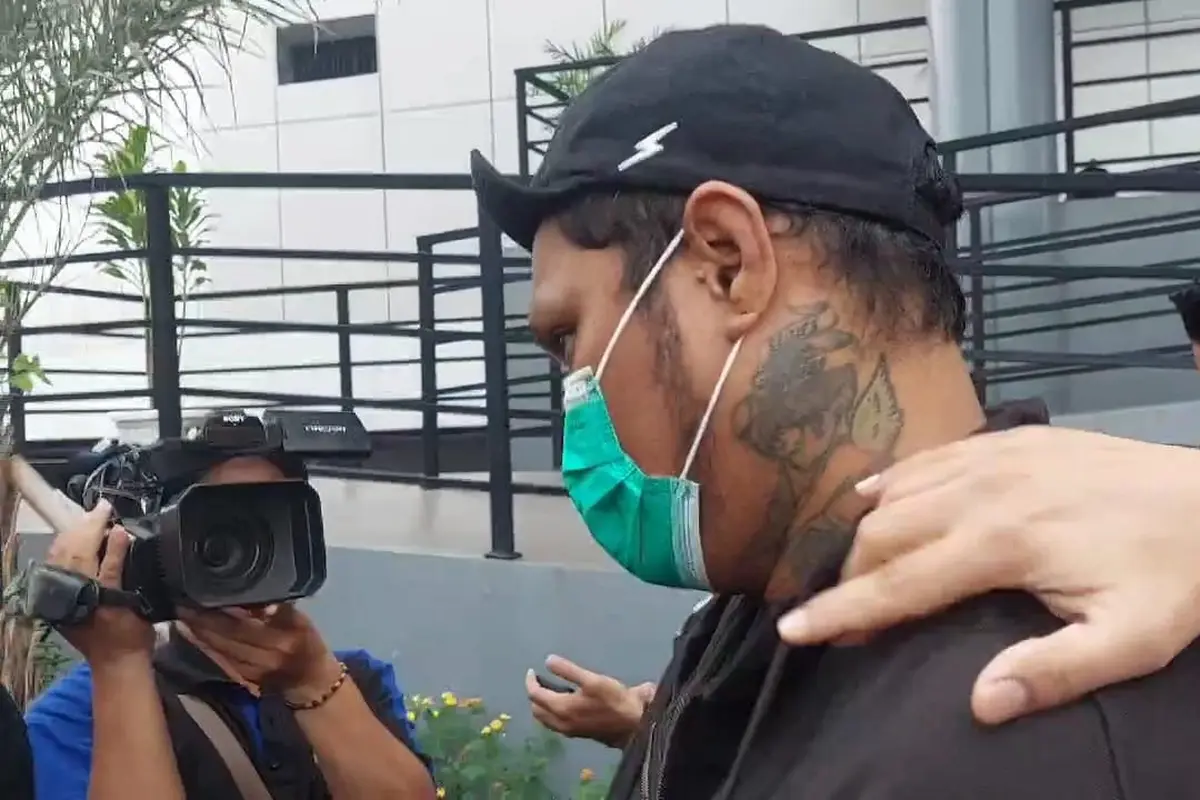 Virgoun digiring polisi keluar dari Gedung Utama Polres Metro Jakarta Barat, Jumat (21/6/2024).