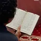 Umat muslim membaca al quran pada bulan Ramadhan di Masjid Istiqlal, Jakarta, Sabtu (25/3/2023).(Liputan6.com/Angga Yuniar)