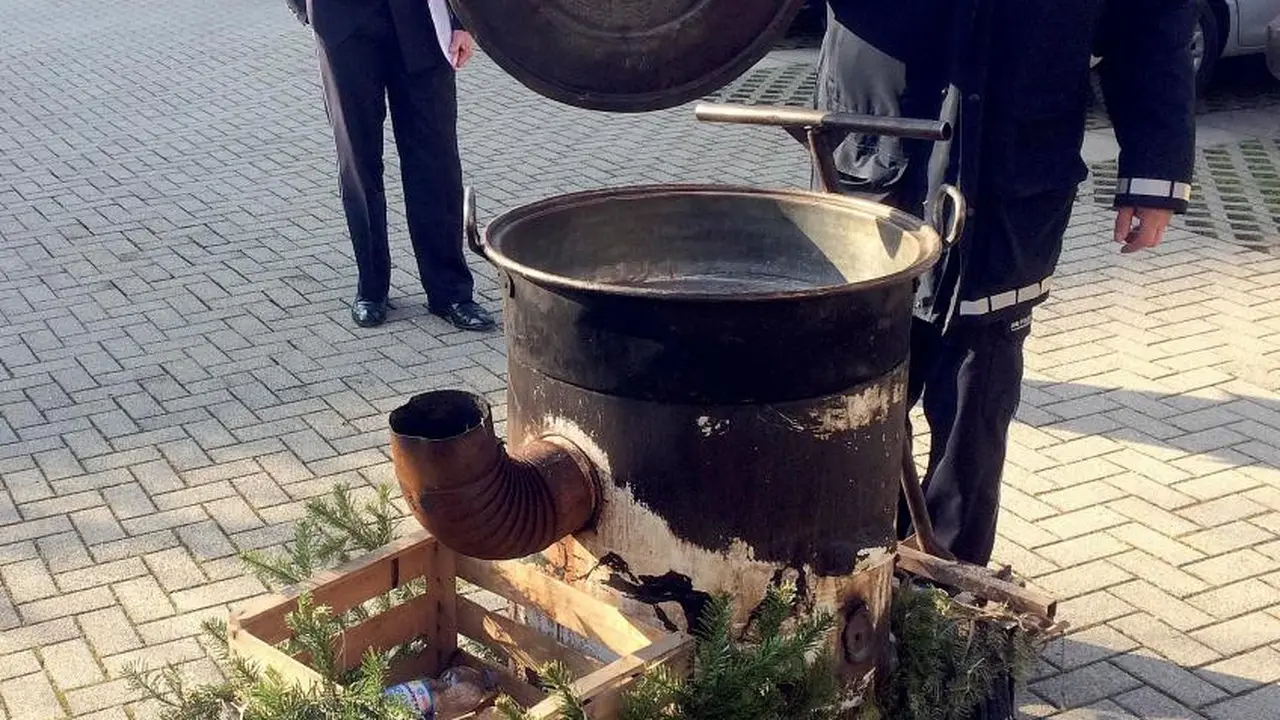 Foto panci berisi air panas yang menjadi barang bukti kecelakaan di Jerman - AP