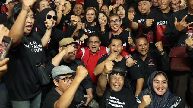 Sekretaris Jenderal DPP PDI Perjuangan (PDIP) Hasto Kristiyanto menerima dukungan simbolis berupa koin dari unsur akar rumput, seperti FKK 124, Banteng Lawas, dan Relawan Perjuangan Demokrasi (Repdem).