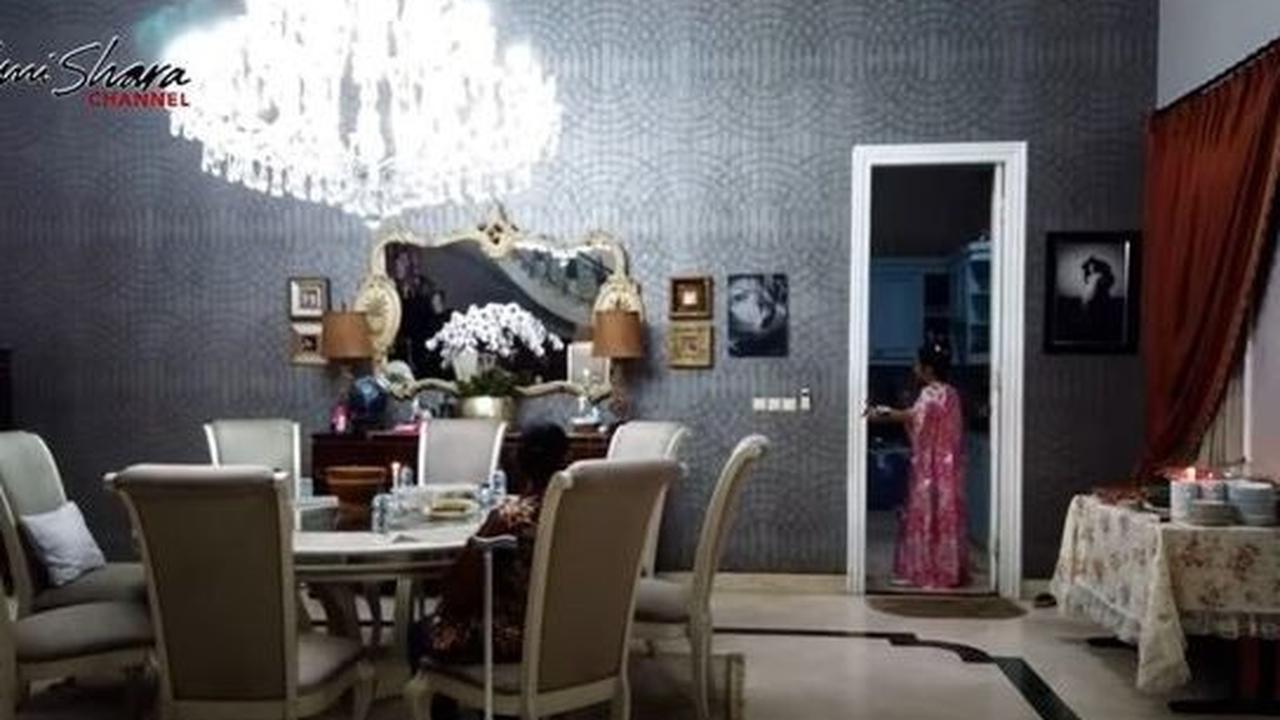 Tidak kalah megahnya, ruang makan Kris Dayanti memukau dengan keelokannya. Satu set meja makan bergaya elegan dengan sentuhan cokelat menjadi fokus utama.