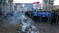 Mahasiswa dari berbagai kampus menggelar demonstrasi di Gedung DPR/MPR, Jakarta, Kamis (19/9/2019). Mahasiswa mewarnai aksinya dengan menyanyikan yel-yel yang menyuarakan penolakan terhadap RKUHP dan UU KPK yang baru disahkan. (Liputan6.com/JohanTallo)