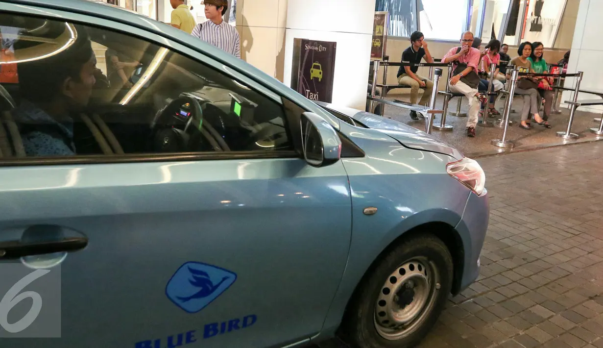 Sebuah taksi bersiap mengantarkan penumpang di Senayan  City, Jakarta, Rabu (23/3). Manajemen Blue Bird memberikan layanan taksi reguler gratis di Jakarta dan sekitarnya. (Liputan6.com/Yoppy Renato)