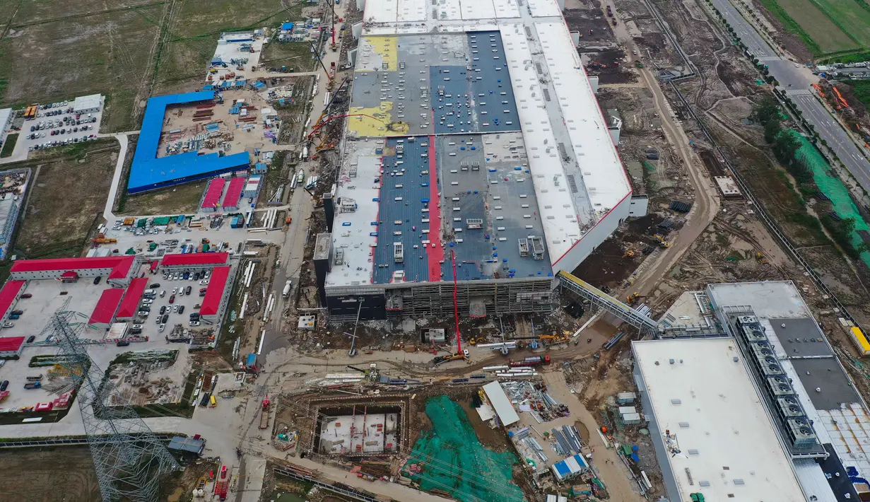 Foto dari udara memperlihatkan pembangunan pabrik Tesla di Shanghai, China pada Selasa (16/7/2019). Pembangunan pabrik produsen mobil listrik yang pertama di luar Amerika Serikat ini memiliki nilai investasi 5 miliar dolar AS atau setara Rp70 triliun. (AFP Photo)