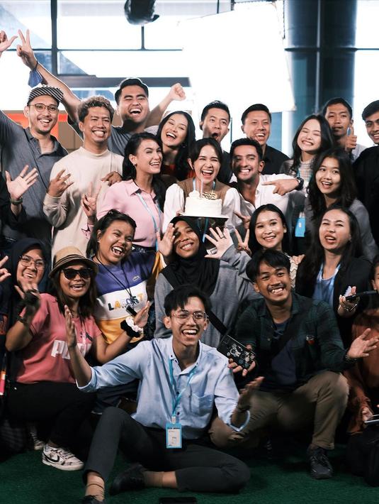 Tak hanya rekan selebriti, kru di tempat syutingnya pun turut memberikan kejutan untuk Michelle. Terlihat sangat akrab, kedekatan Michelle Ziudith bareng para kru sudah seperti keluarga. Sosok yang hangat dan ramah, tak heran jika artis yang pernah ikut ajang Miss Celebrity tahun 2009 ini punya banyak teman dan disayang orang sekelilingnya, terlihat dalam foto momen kejutan ulang tahunnya ini. (Liputan6.com/IG/@michelleziu)