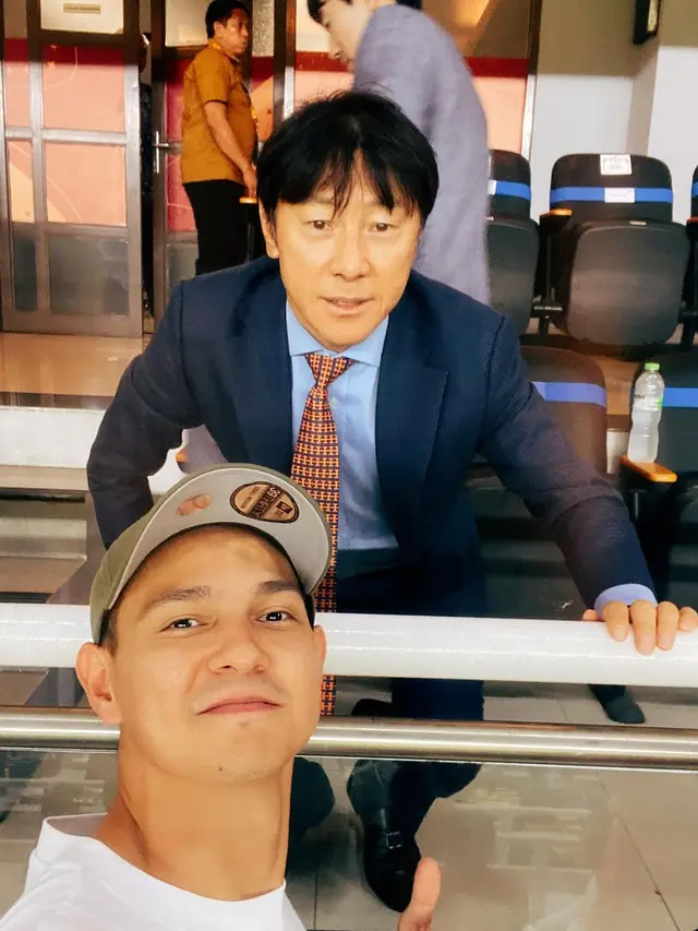 Deretan Artis yang Beri Komentar Atas Pemutusan Kontrak Shin Tae Yong sebagai Pelatih Timnas (credit: instagram/marcelldarwin)