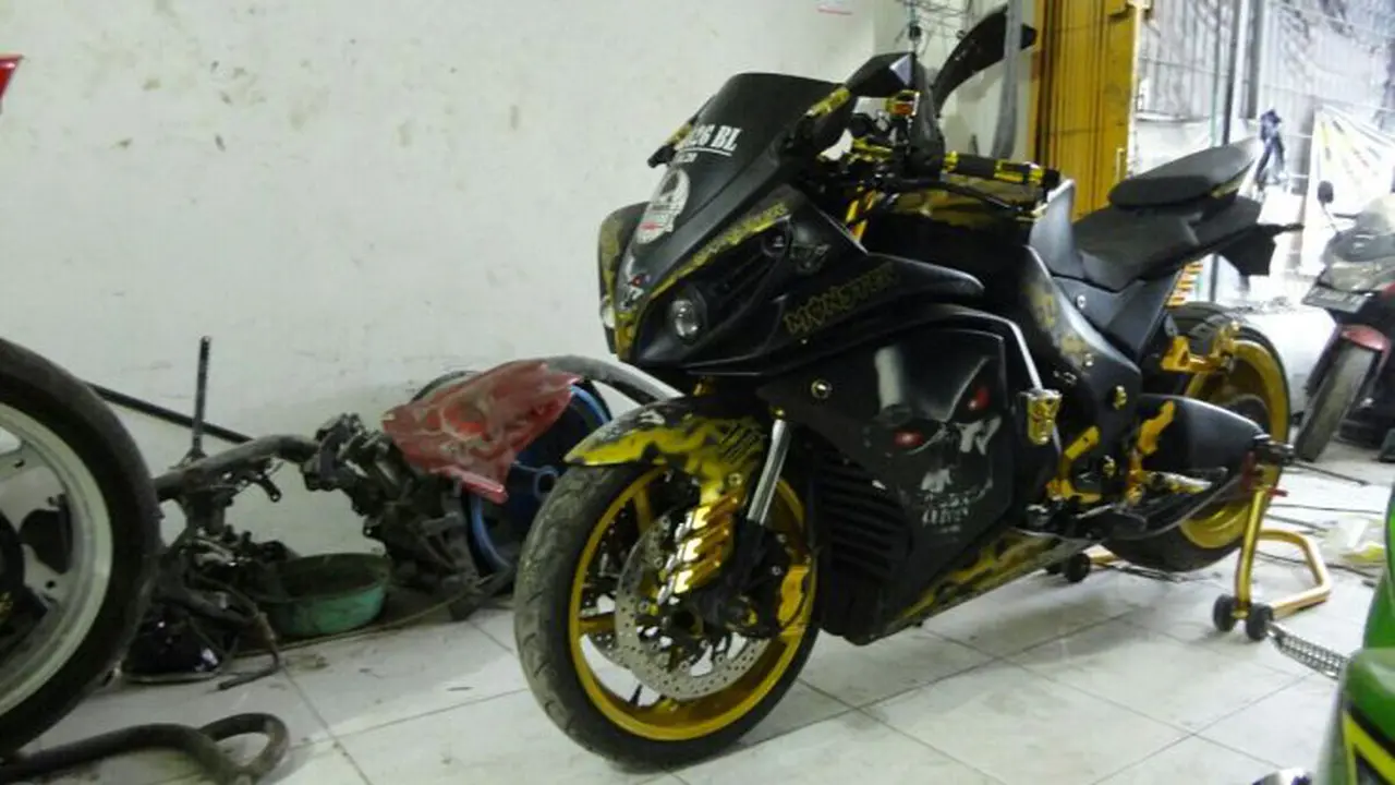 Sentuhan Airbrush Bikin Kawasaki Ninja 250 Tampil Seram 