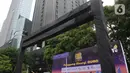 Pekerja menyelesaikan panggung untuk acara malam Muda Mudi perayaan Tahun Baru 2024 di Jakarta, Sabtu (30/12/2023). (merdeka.com/Imam Buhori)