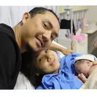 Keluarga kecil Ananda Omesh dan Dian Ayu Lestari kembali diwarnai tangisan seorang bayi yang baru lahir ke dunia ini. Anak ke dua mereka lahir pada Sabtu (13/5/2017) dan berjenis kelamin laki-laki. (Instagram/dianayulestari)