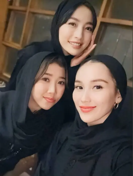 Hesti Purwadinata juga kenakan gamis hitam dengan list tipis di bagian tengah dan kerudung hitam [@ayutingting92]