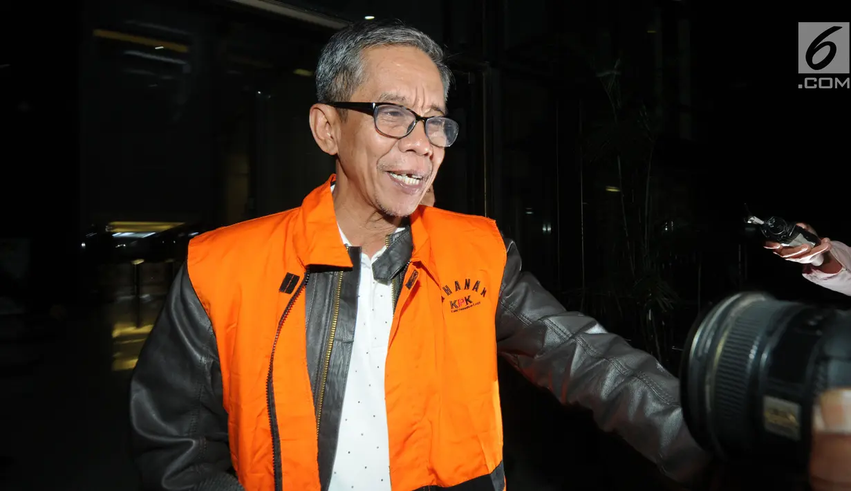 Kepala KPP Pratama Ambon La Masikamba usai menjani pemeriksaan 1 x 24 jam pasca terjaring OTT di gedung KPK, Jakarta, Kamis (4/10). La Masikamba resmi ditetapkan sebagai tersangka dan ditahan KPK. (Merdeka.com/Dwi Narwoko)
