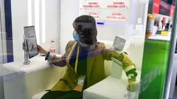 Seorang staf mendemonstrasikan pod vaksinasi yang diatur secara mandiri di stan produsen obat Prancis, Sanofi Pasteur, di area ekshibisi Peralatan Medis dan Produk Kesehatan dalam gelaran Pameran Impor Internasional China (CIIE) ketiga di Shanghai pada 7 November 2020.. (Xinhua/Li Renzi)