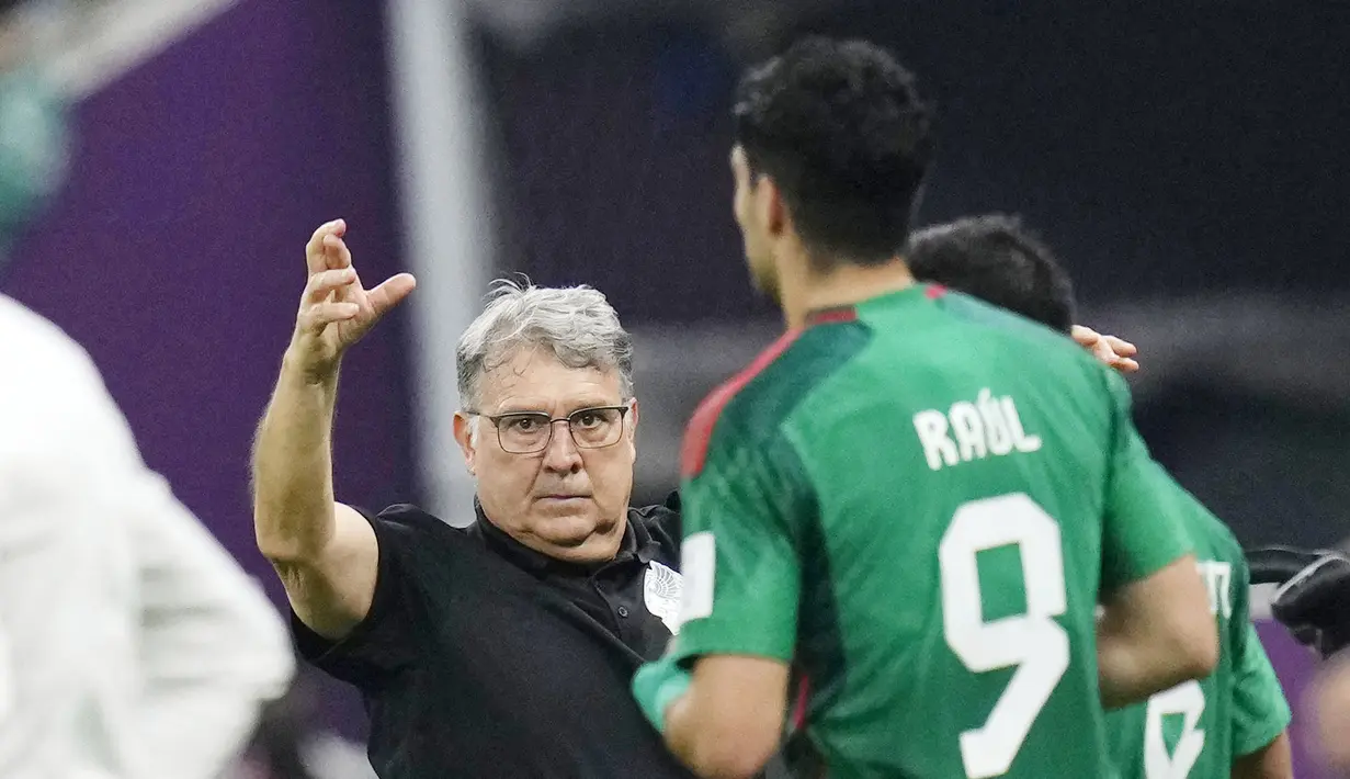 Gerardo Tata Martino memutuskan melepas jabatan sebagai pelatih Timnas Meksiko. Untuk pertamakalinya sejak 1990, Meksiko gagal melaju ke babak 16 besar Pala Dunia 2022. (AP/Manu Fernandez)