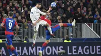 Bek Real Madrid, Nacho Fernandez berudel dengan gelandang CSKA Moskow, Jaka Bijol (kanan), pada Matchday 2 Liga Champions 2018-2019, tengah pekan lalu.  (AFP / Alexander Nemenov)