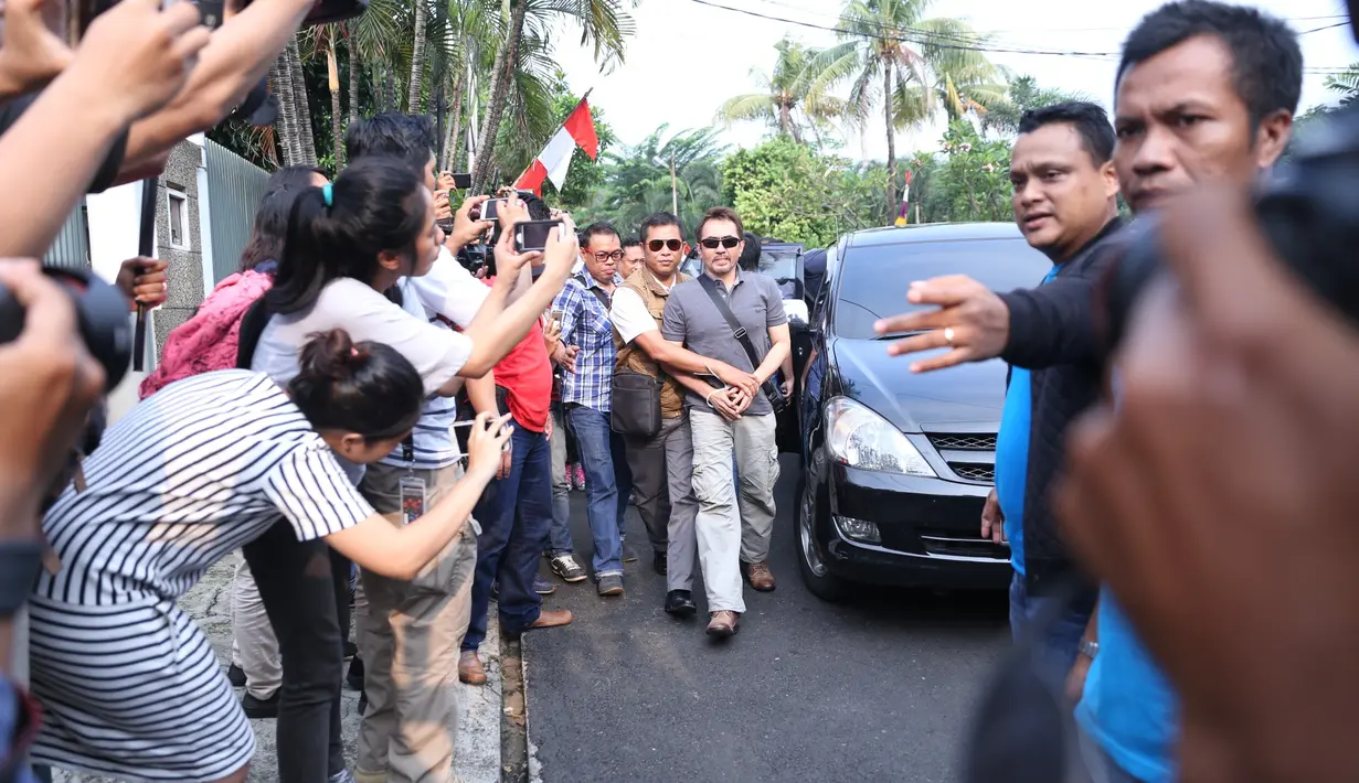 Dengan sedikit senyum ia berjalan menuju rumahnya, tidak ada kata terucap dari mulut lelaki yang dikenal sebagai guru spiritual para artis itu. (Nurwahyunan/Bintang.com)