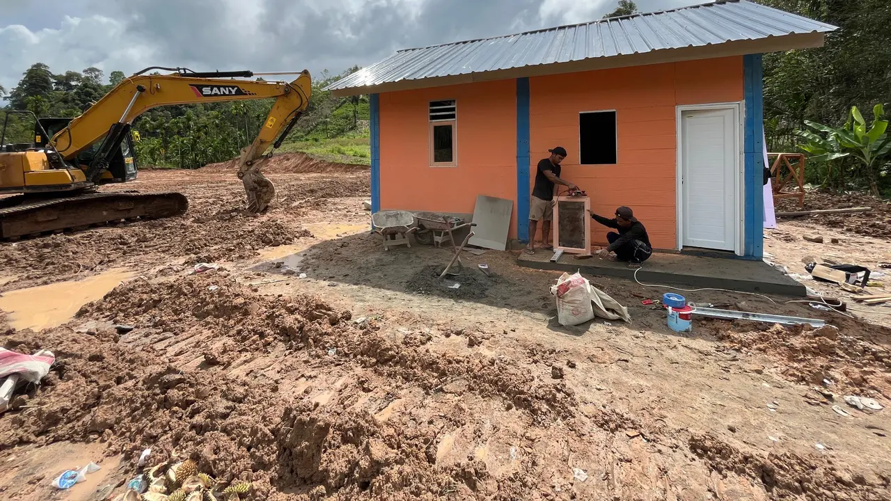 Pembangunan hunian sementara (huntara) bagi warga terdampak banjir dan longsor di Kabupaten Tapanuli Utara.