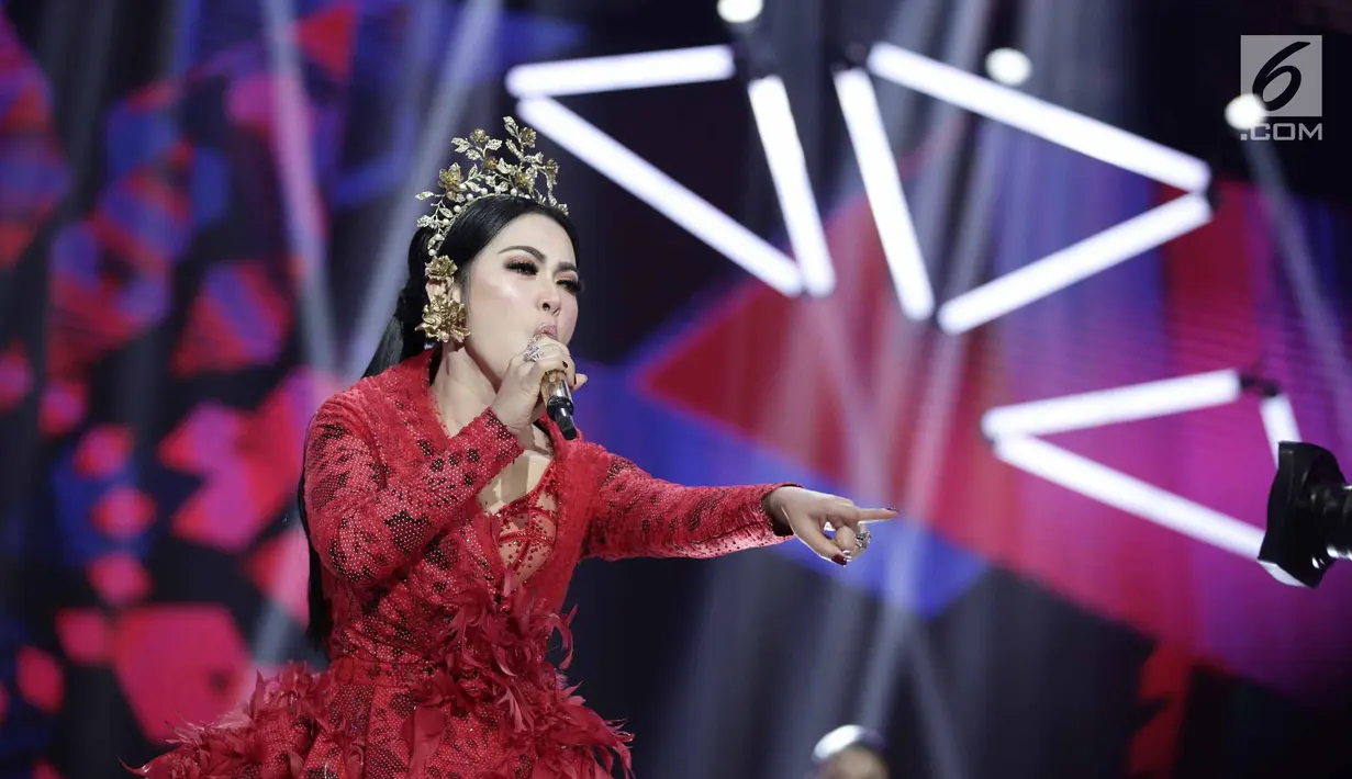 Penampilan Syahrini saat menghibur penonton dalam acara SCTV Music Awards 2018 di Studio 6 Emtek, Jakarta, Jumat (27/4). (Liputan6.com/Faizal Fanani)