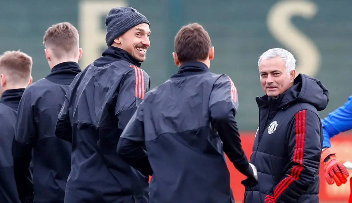 Ekspresi Penyerang Manchester United, Zlatan Ibrahimovic saat berinteraksi dengan rekan setimnya dalam sesi latihan di AON Training Complex, Carrington, Inggris (21/11). (Martin Rickett / PA via AP)