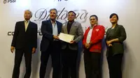Asisten pelatih Barito Putera, Yunan Helmi, menerima sertifikat lisensi AFC Pro di Hotel Century Jakarta, Jumat (6.9.2019). (Bola.com/Gatot Susetyo)
