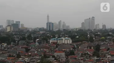 Suasana gedung bertingkat dan permukiman warga di kawasan Jakarta, Senin (17/1/2022). Bank Dunia memproyeksikan pertumbuhan ekonomi Indonesia pada tahun 2022 mencapai 5,2 persen. (Liputan6.com/Angga Yuniar)