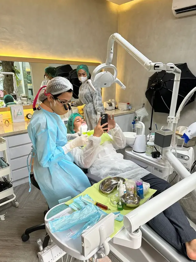 Suasana saat Raffi Ahmad periksa gigi di klinik milik mertuanya, Rieta Amilia Beta. (Foto: Dok. Koleksi Pribadi Rieta Amilia Beta)