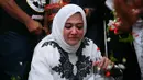 Air mata Shanty, istri Sys Ns kembali mengalir saat melakukan tabur bunga di atas pusara suaminya yang pergi untuk selama-lamanya. (Nurwahyunan/Bintang.com)