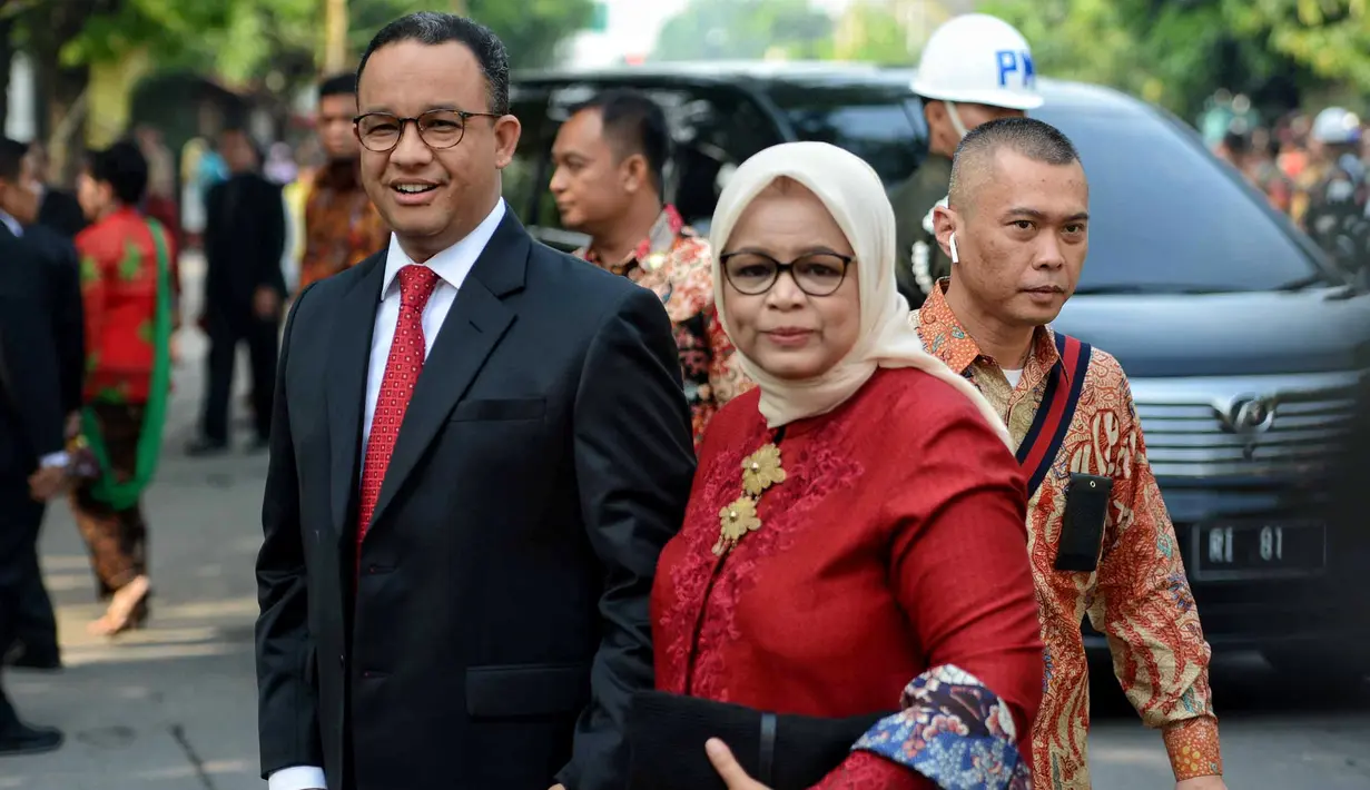 Gubernur DKI Jakarta Anies Baswedan didampingi istri terlihat menghadiri undangan. Sambil berjalan menuju Gedung tempat resepsi anak Presiden Jokowi, ia mengungkapkan bisa menyumbangkan lagu berjudul Cinta Putih. (Adrian Putra/Bintang.com)