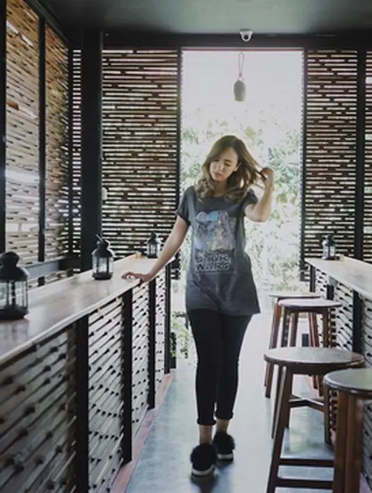 Menurut Pamela, Jomblo dan Single punya perbedaan. Intinya, ia sangat menikmati kesendiriannya saat ini. Menurutnya, dirinya bisa lebih banyak mengeksplor diri melakukan apapun. (Instagram/pamelabowie)