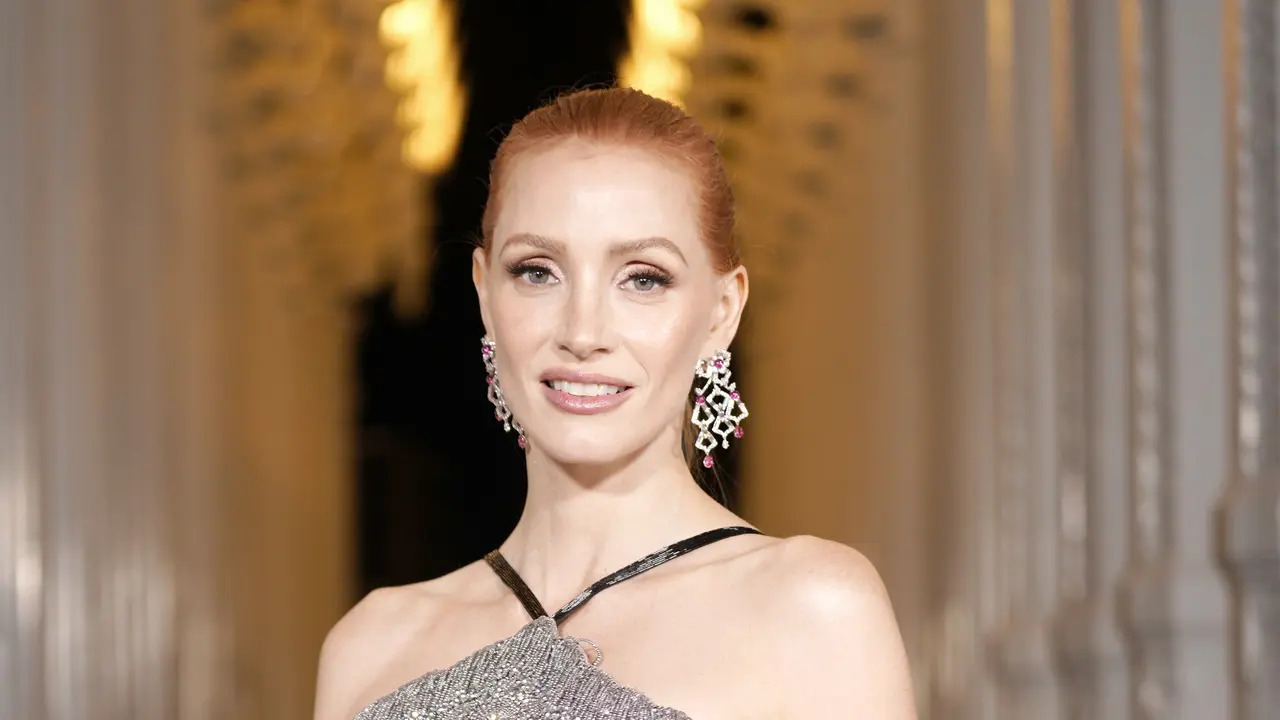 Adu Pesona Mahal Jennifer Lopez, Jessica Chastain Salma Hayek Kenakan Gaun Malam dari Gucci Ancora Notte di LACMA ART+Film Gala