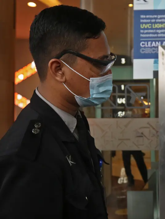 Petugas mengecek kartu vaksinpengunjung di mal kuningan city, Jakarta, Selasa (10/8/2021). Perpanjangan PPKM Level 4 di mal pengunjung diwajibkan mematuhi protokol kesehatan, melakukan scan barcode aplikasi Pedulilindungi dan memperlihatkan sertifikat vaksin COVID-19. (Liputan6.com/Herman Zakharia)
