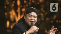 Penampilan penyanyi campursari Didi Kempot dalam Shopee 12.12 Birthday Sale di kawasan Kebon Jeruk, Jakarta, Kamis (12/12/2019). Pria yang dijuluki The Godfather of Broken Heart tersebut membawakan lagu Pamer Bojo, Sewu Kutho, Bayu Langit, dan lain-lain. (Fimela.com/Bambang E. Ros)