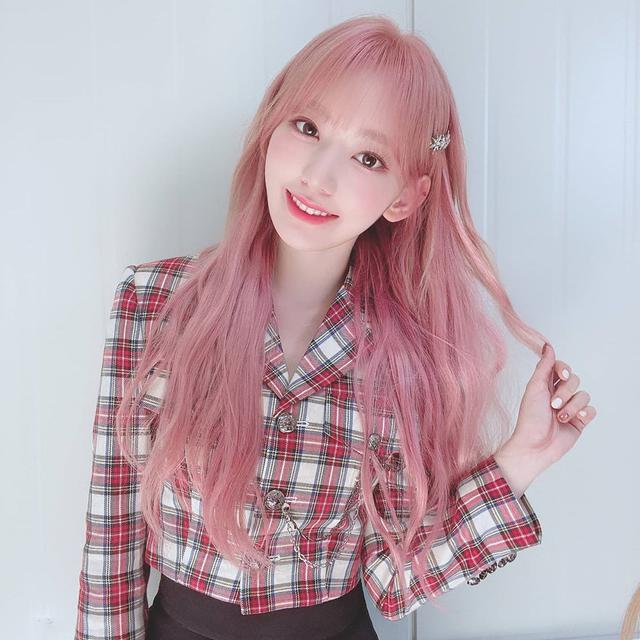 Miyawaki Sakura. (Instagram/ official_izone)