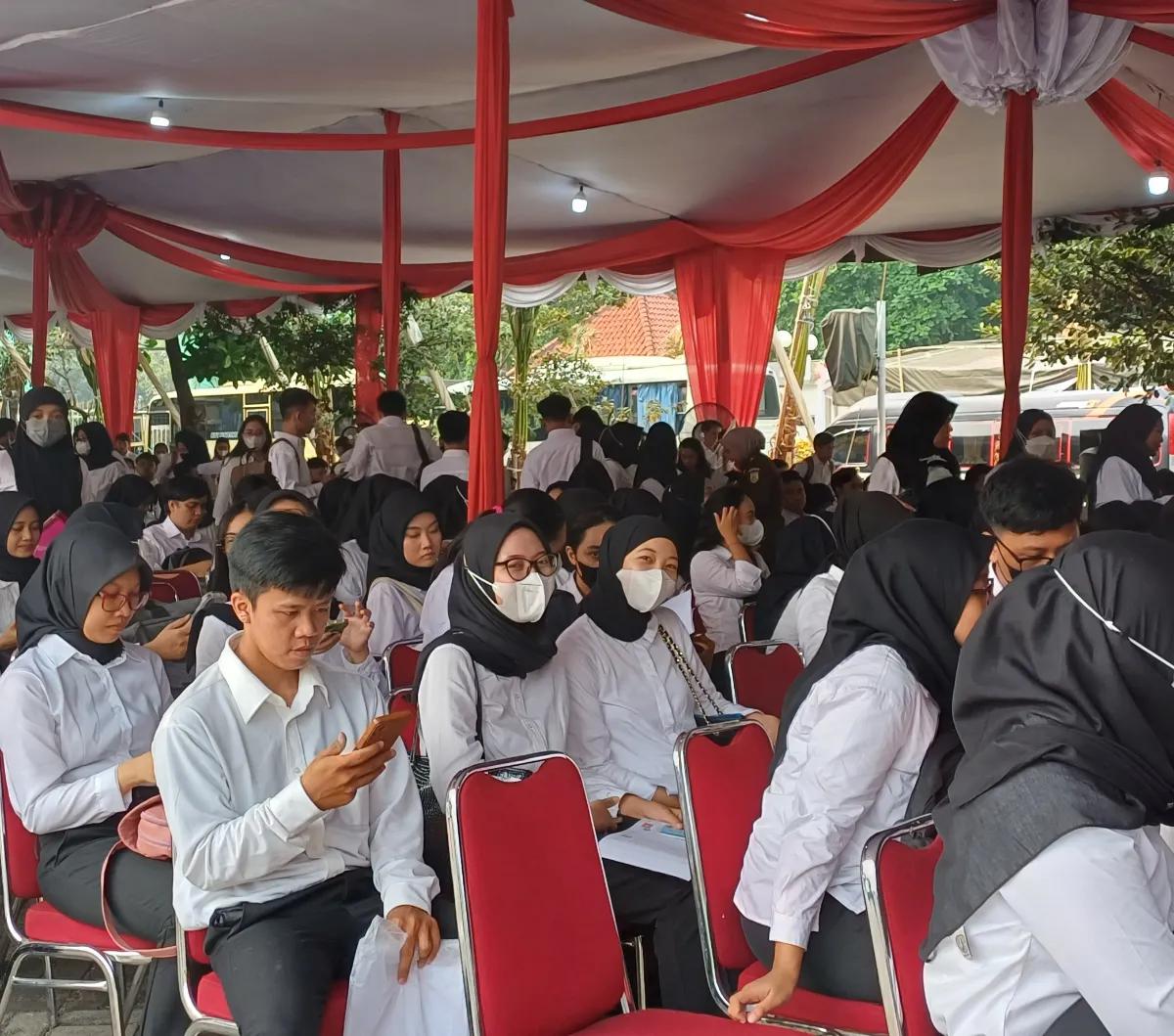 Tetapi, dia memastikan setelah laporan tersebut diterima, tidak lama pihak PLN datang dan langsung memperbaiki ganguan itu.
