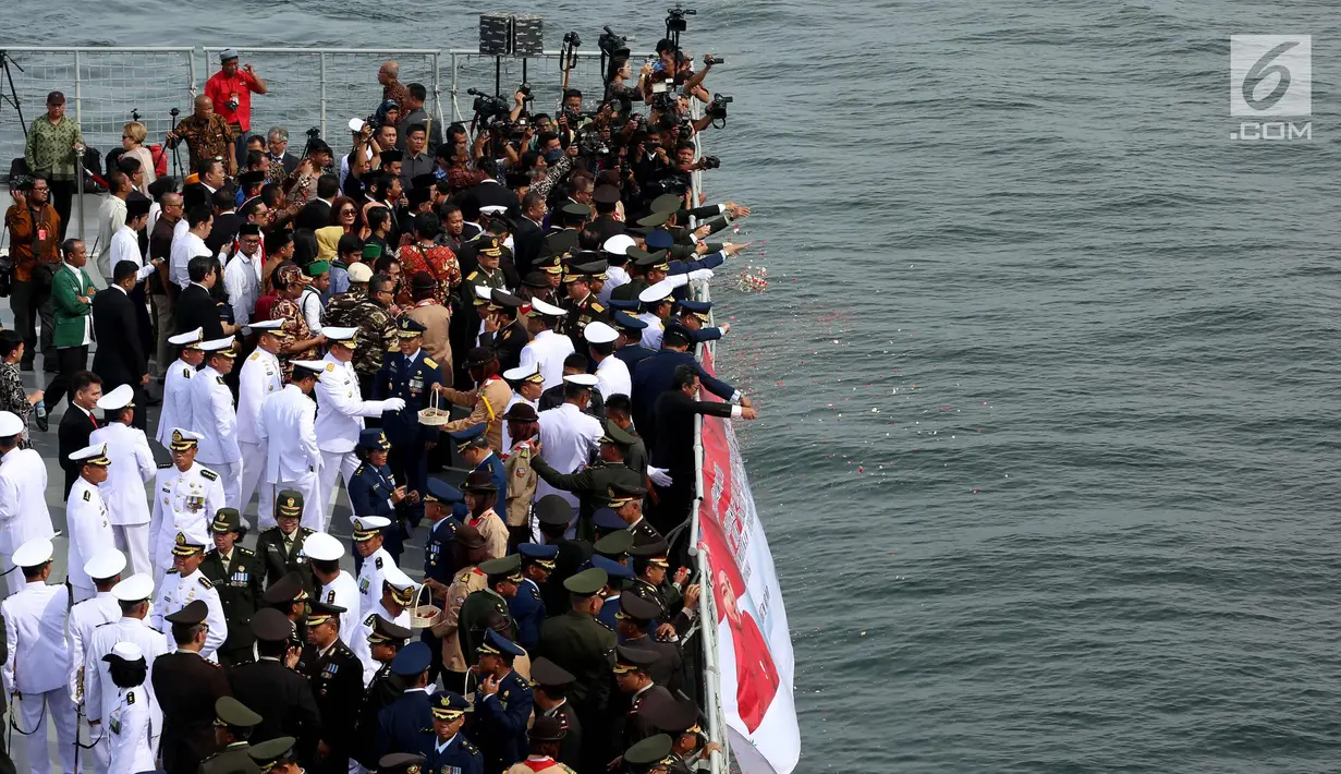 Suasana upacara Hari Pahlawan dari atas KRI dr.Soeharso 990 di Perairan Pulau Damar, Teluk Jakarta, (10/11). Upacara ini menghadirkan Veteran pejuang kemerdekaan, Pelajar dan perwakilan masyarakat dan organisasi kepemudaan. (Liputan6.com/JohanTallo)