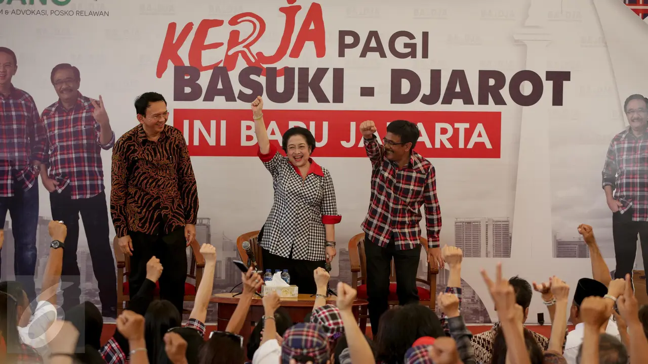 Megawati Beri Arahan kepada Relawan di Rumah Lembang