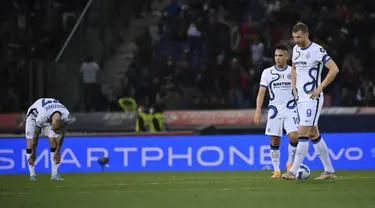 Reaksi para pemain Inter Milan usai gol dari Nicola Sansone dari Bologna saat pertandingan lanjutan Liga Serie A Italia di stadion Renato Dall'Ara di Bologna, Italia, Kamis (28/4/2022). Bologna menang atas Inter Milan dengan skor tipis 2-1. (Massimo Paolone/LaPresse via AP)