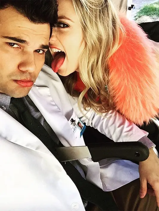 Menurut seorang sumber yang dilaporkan Aceshowbiz, Billie dan Taylor sedang berlibur bersama di kolam renang sebuah hotel di Cabo San Lucas. Keduanya pun ber-selfie bersama untuk mengabadikan momen mereka tersebut. (doc.hollywoodlife.com)