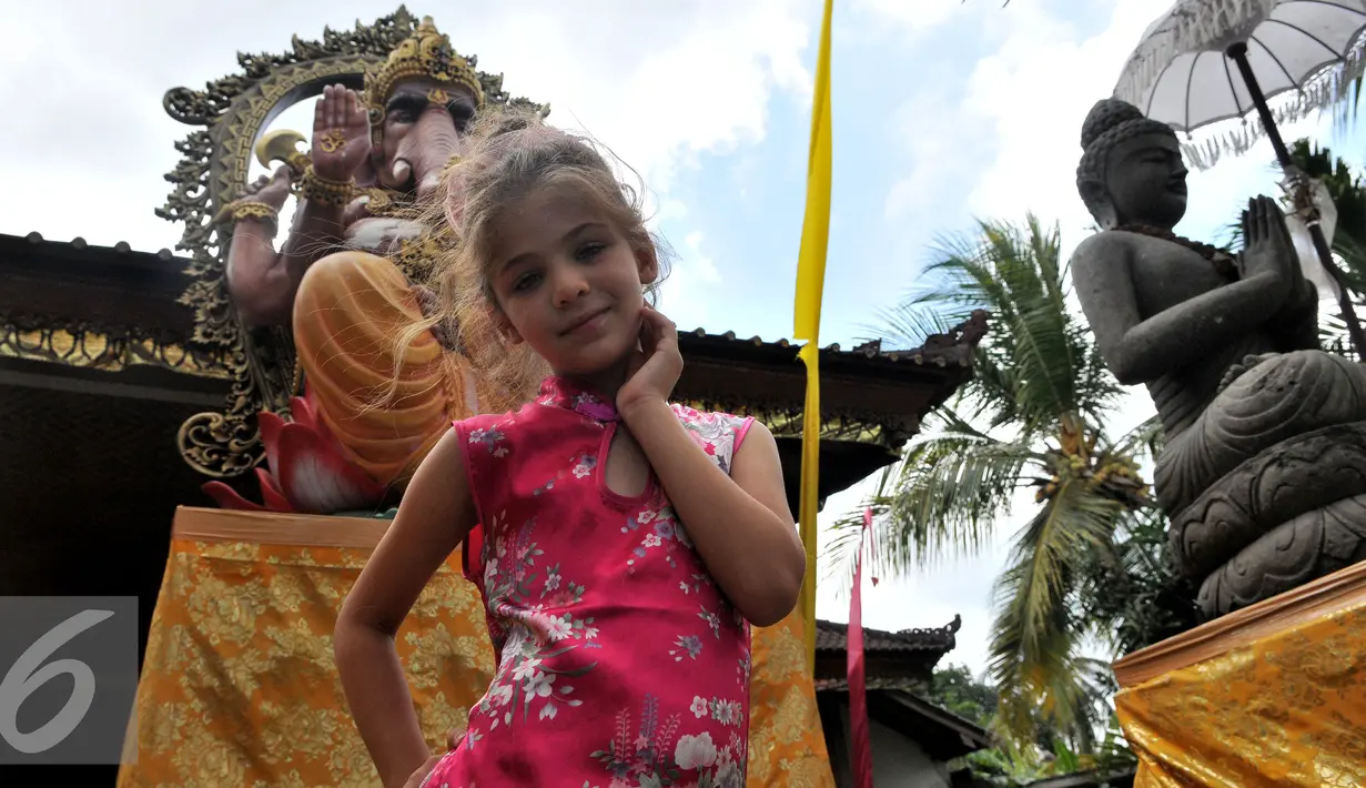 Pemain serial Elif, Isabella Damla Guvenilir sedang bergaya di Ubud Galeri kawasan Gianyar, Bali, Kamis (27/8/2015). Para pemain Elif melihat-lihat lukisan dan mencoba melukis. (Liputan6.com/Herman Zakharia)