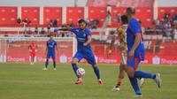 Gelandang Arema FC, Julian Guevara harus dilarikan ke rumah sakit pertengahan babak kedua versus Dewa United 0-0 di Stadion Soepriadi, Kota Blitar, Senin (12/8/2024). (Bola.com/Iwan Setiawan)