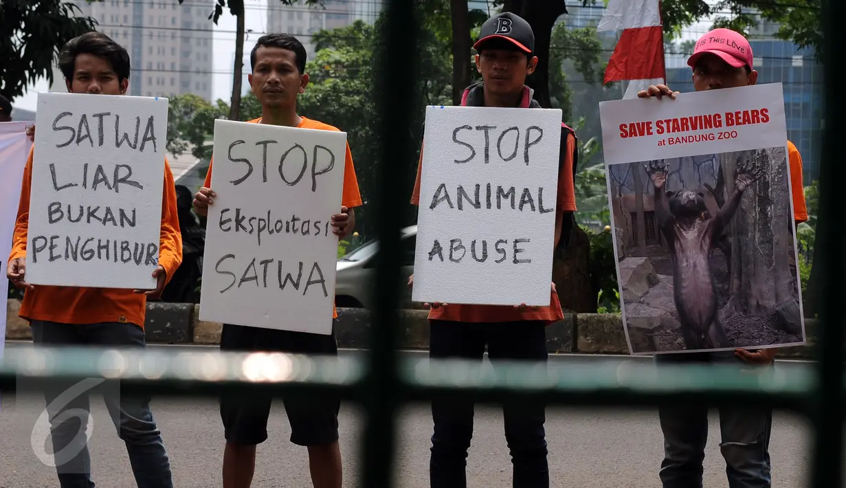 Aktivis membentangkan tulisan saat aksi di depan Kantor Kementerian Lingkungan Hidup dan Kehutanan, Jakarta, Senin (8/8). Mereka meminta kebun binatang dan taman safari di Indonesia menghentikan eksploitasi satwa. (Liputan6.com/Helmi Fithriansyah)