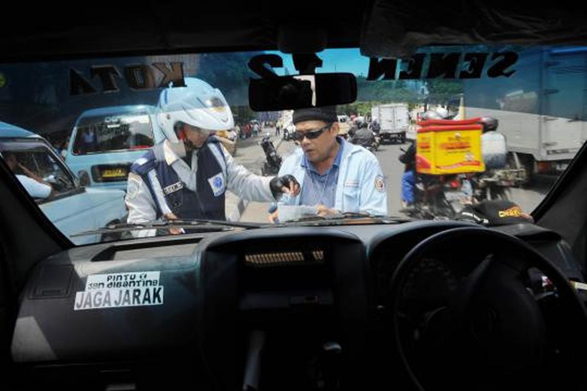 Parkir sembarangan digembok dan ditilang